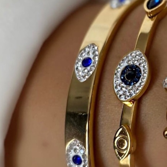 Evil eye accessories brand new . Buy 2 for 50$ and I ll do free shipping. - Picture 4 of 5